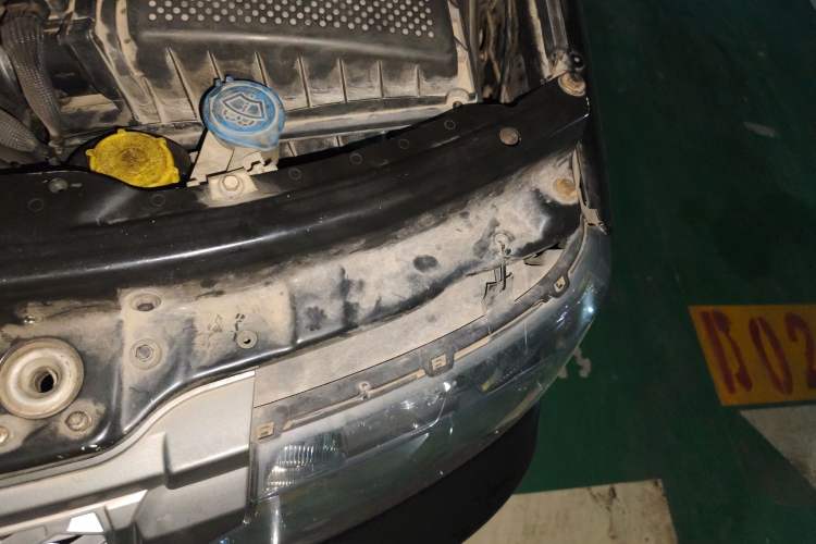 Used Land Rover Range 2010 3.6 TDV8 HSE Engine Bay Left