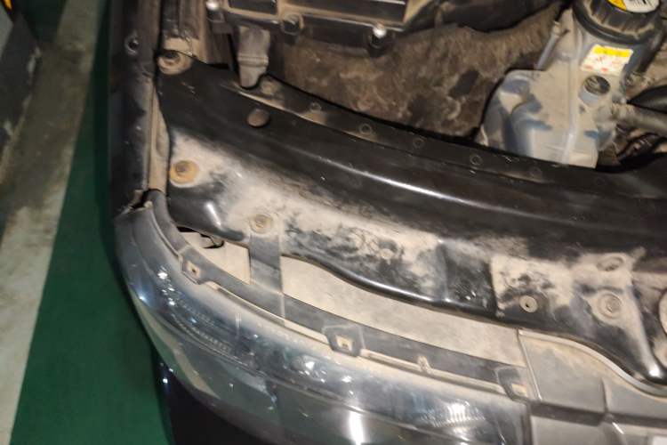 Used Land Rover Range 2010 3.6 TDV8 HSE Engine Bay Right