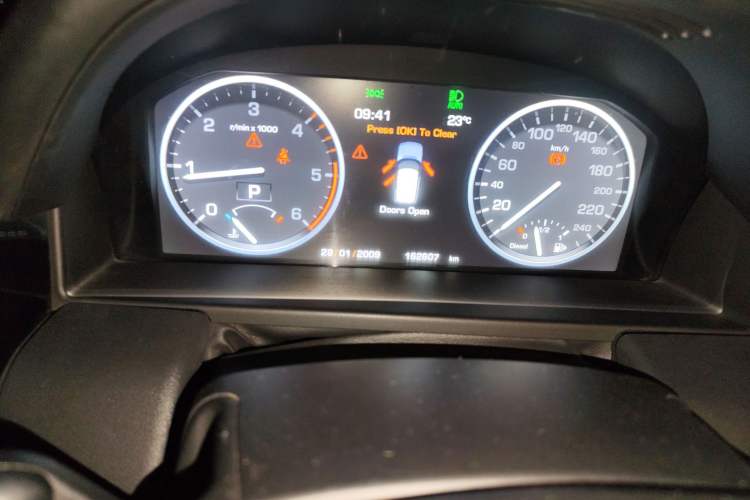 Used Land Rover Range 2010 3.6 TDV8 HSE Odometer Close Up