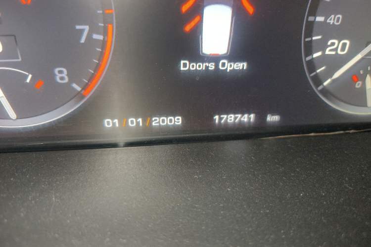 Used Land Rover Range 2010 5.0 SC V8 HSE Odometer Close Up