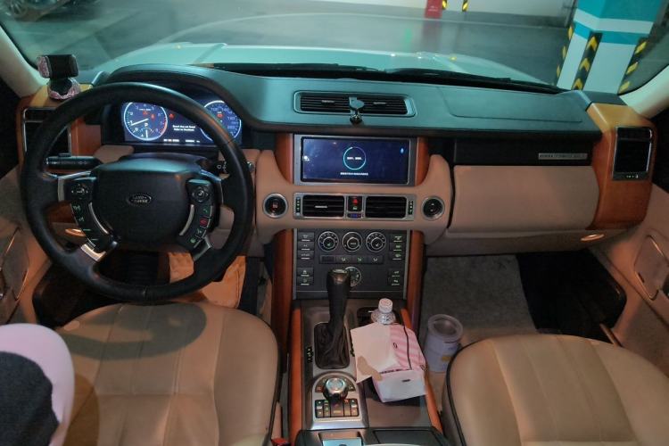 Used Land Rover Range 2010 5.0 NA V8 HSE Center Console
