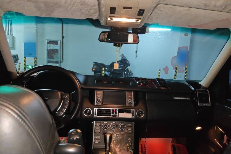 Used Land Rover Range 2010 3.6 TDV8 HSE Center Console