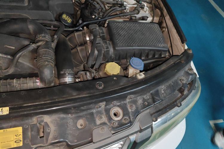 Used Land Rover Range 2010 3.6 TDV8 HSE Engine Bay Left