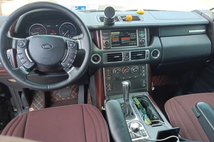 Used Land Rover Range 2011 3.6 TDV8 Center Console
