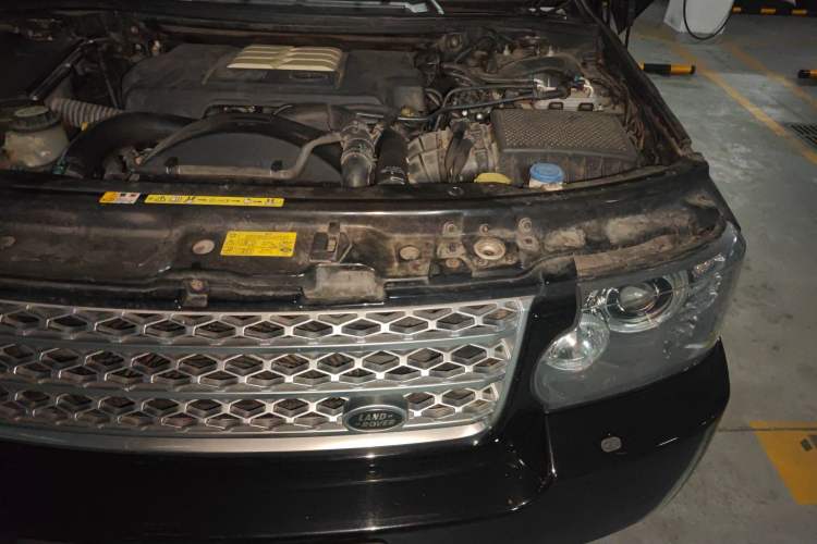 Used Land Rover Range 2011 3.6 TDV8 Engine Bay Left
