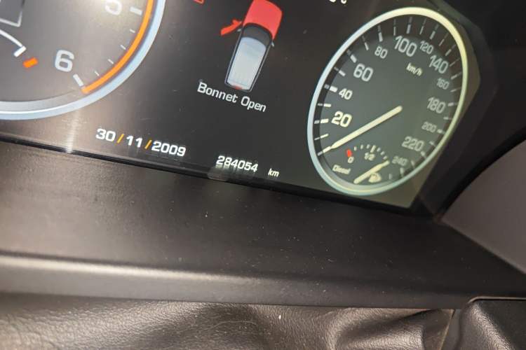 Used Land Rover Range 2011 3.6 TDV8 Odometer Close Up