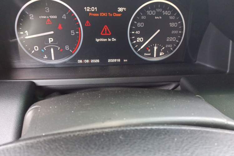 Used Land Rover Range 2011 3.6 TDV8 Odometer Close Up
