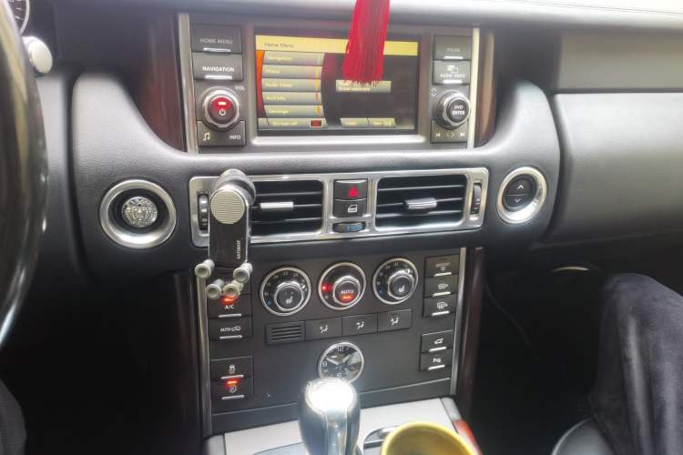 Used Land Rover Range 2011 3.6 TDV8 Audio And AC Panel