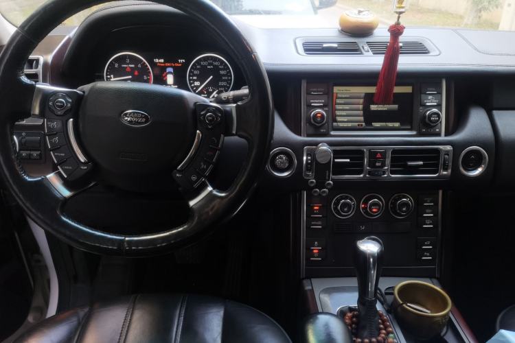 Used Land Rover Range 2011 3.6 TDV8 Center Console