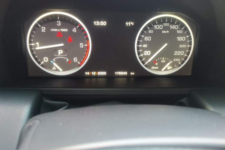 Used Land Rover Range 2011 3.6 TDV8 Odometer Close Up