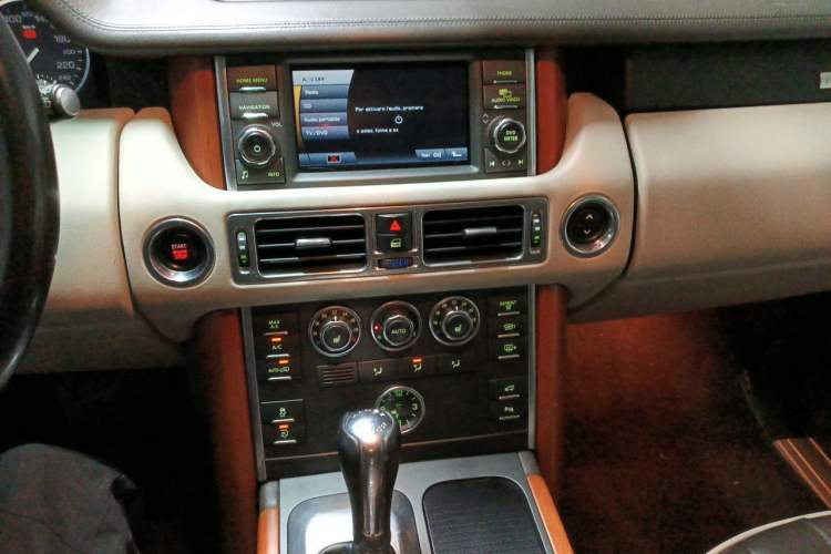 Used Land Rover Range 2012 5.0 NA V8 Audio And AC Panel