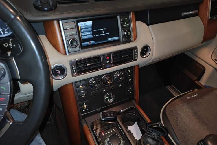 Used Land Rover Range 2012 4.4 TDV8 Audio And AC Panel