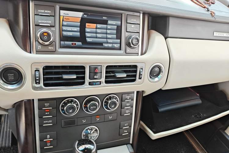 Used Land Rover Range 2012 5.0 NA V8 Audio And AC Panel