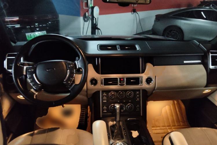 Used Land Rover Range 2012 5.0 SC V8 Center Console