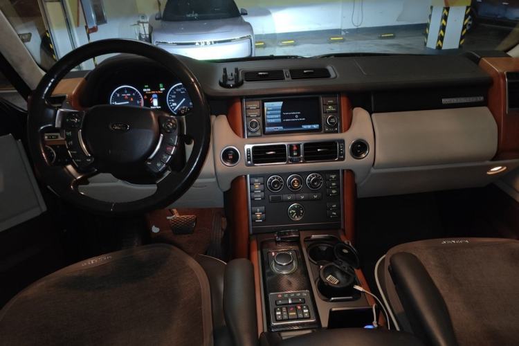 Used Land Rover Range 2012 4.4 TDV8 Center Console