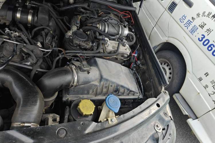 Used Land Rover Range 2012 4.4 TDV8 Engine Bay Left