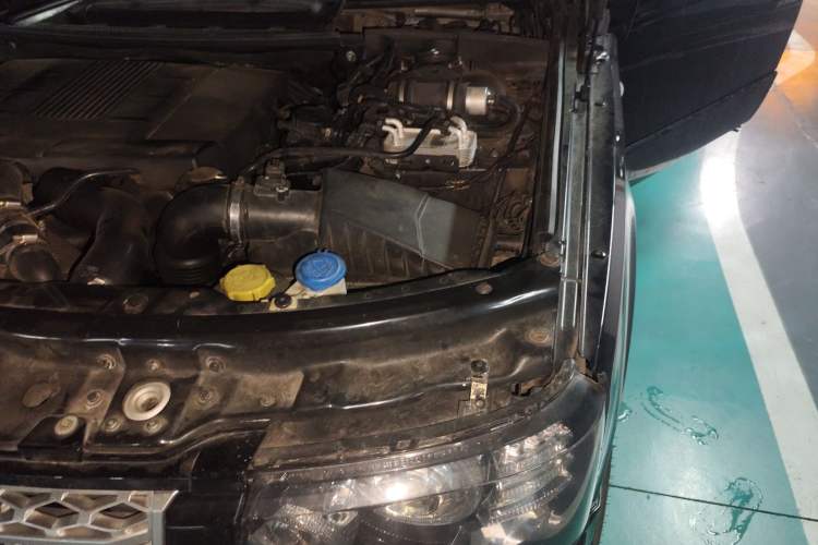 Used Land Rover Range 2012 4.4 TDV8 Engine Bay Left