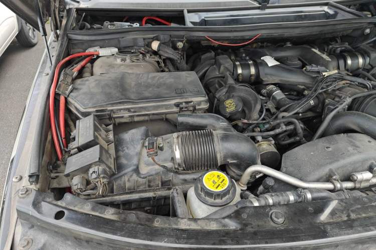 Used Land Rover Range 2012 4.4 TDV8 Engine Bay Right