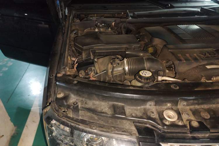 Used Land Rover Range 2012 4.4 TDV8 Engine Bay Right