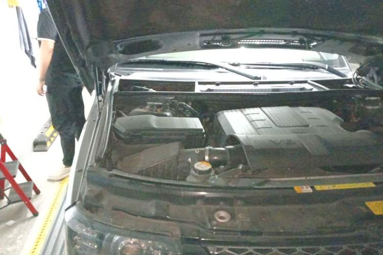 Used Land Rover Range 2012 5.0 NA V8 Engine Bay Right