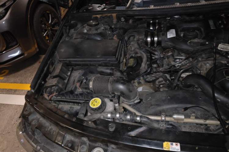 Used Land Rover Range 2012 4.4 TDV8 Engine Bay Right