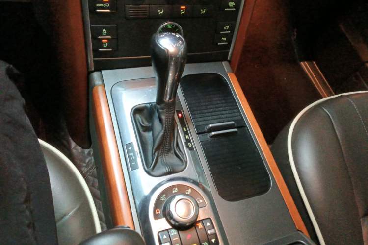 Used Land Rover Range 2012 5.0 NA V8 Gear Lever
