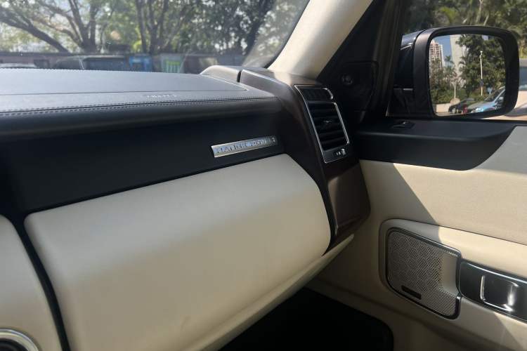 Used Land Rover Range 2012 5.0 NA V8 Interior 12