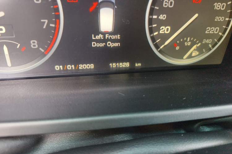 Used Land Rover Range 2012 5.0 NA V8 Odometer Close Up