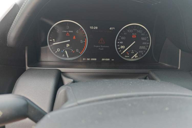 Used Land Rover Range 2012 4.4 TDV8 Odometer Close Up