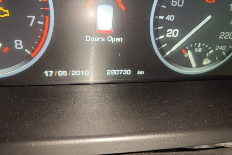 Used Land Rover Range 2012 5.0 NA V8 Odometer Close Up