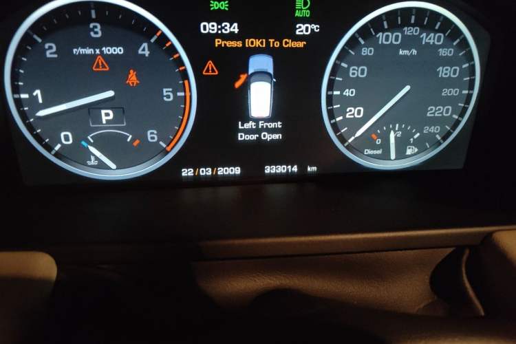 Used Land Rover Range 2012 4.4 TDV8 Odometer Close Up
