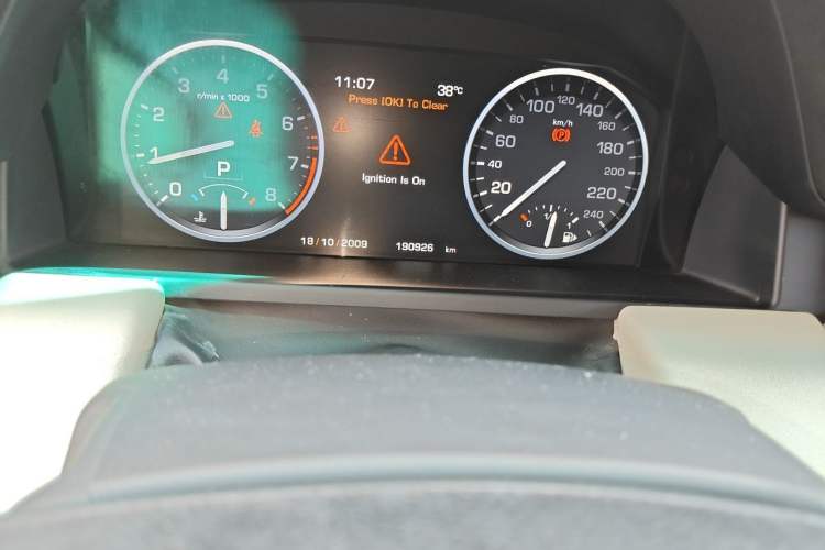 Used Land Rover Range 2012 5.0 NA V8 Odometer Close Up