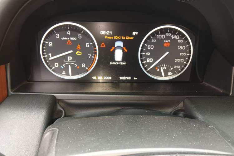 Used Land Rover Range 2012 5.0 NA V8 Odometer Close Up