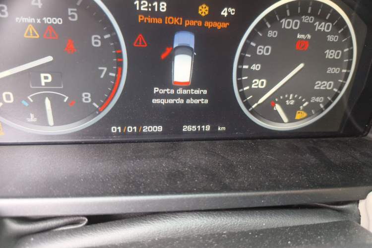 Used Land Rover Range 2012 5.0 NA V8 Odometer Close Up