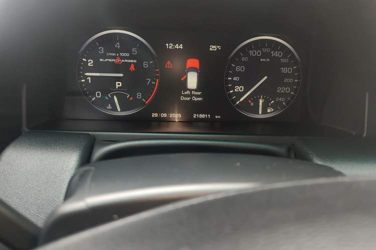 Used Land Rover Range 2012 5.0 SC V8 Odometer Close Up