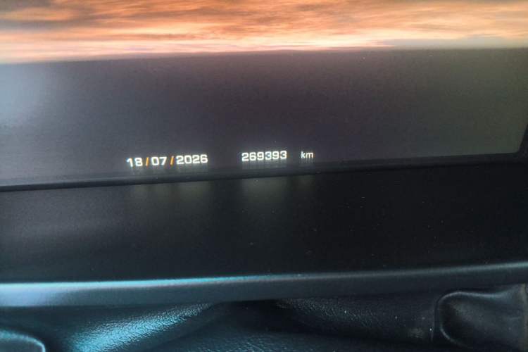 Used Land Rover Range 2012 5.0 NA V8 Odometer Close Up