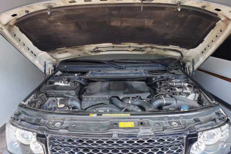 Used Land Rover Range 2012 4.4 TDV8 Engine Bay