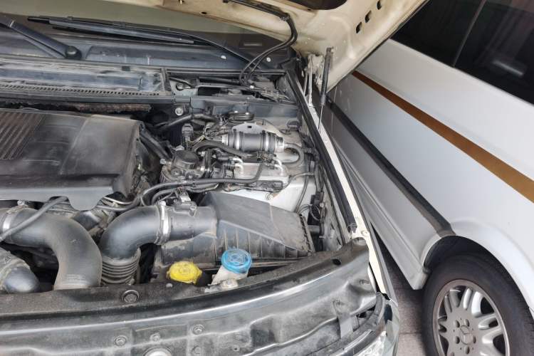 Used Land Rover Range 2012 4.4 TDV8 Engine Bay Left