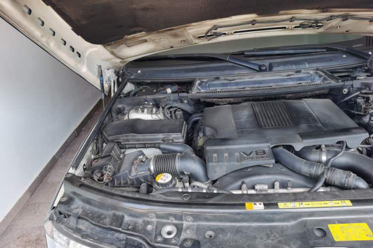 Used Land Rover Range 2012 4.4 TDV8 Engine Bay Right
