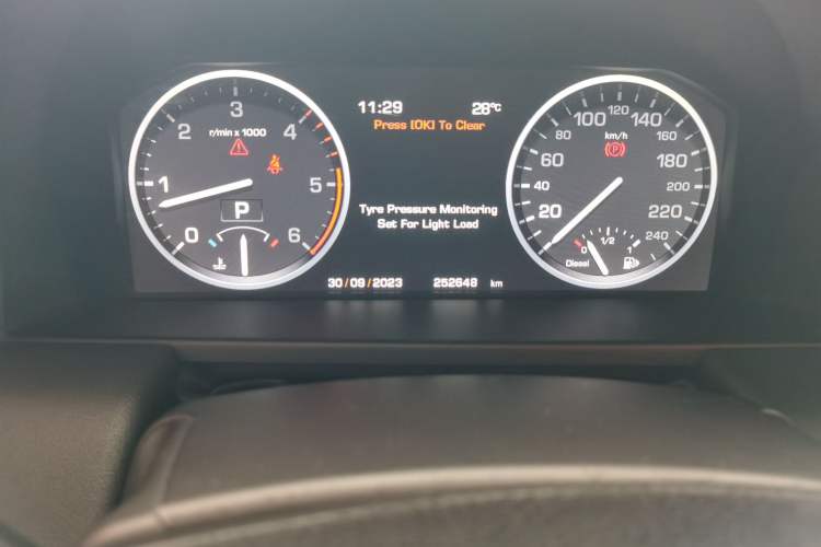 Used Land Rover Range 2012 4.4 TDV8 Odometer Close Up