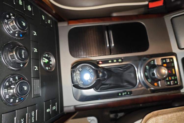 Used Land Rover Range 2012 5.0 NA V8 Gear Lever