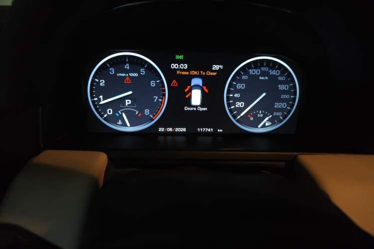 Used Land Rover Range 2012 5.0 NA V8 Odometer Close Up