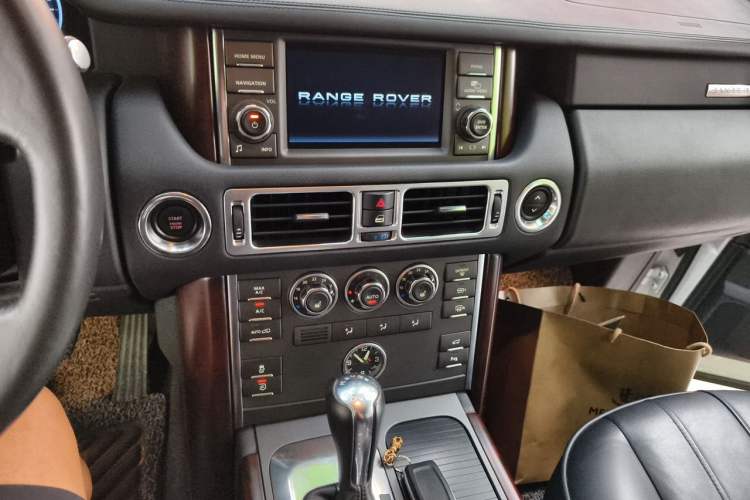 Used Land Rover Range 2012 5.0 NA V8 Audio And AC Panel