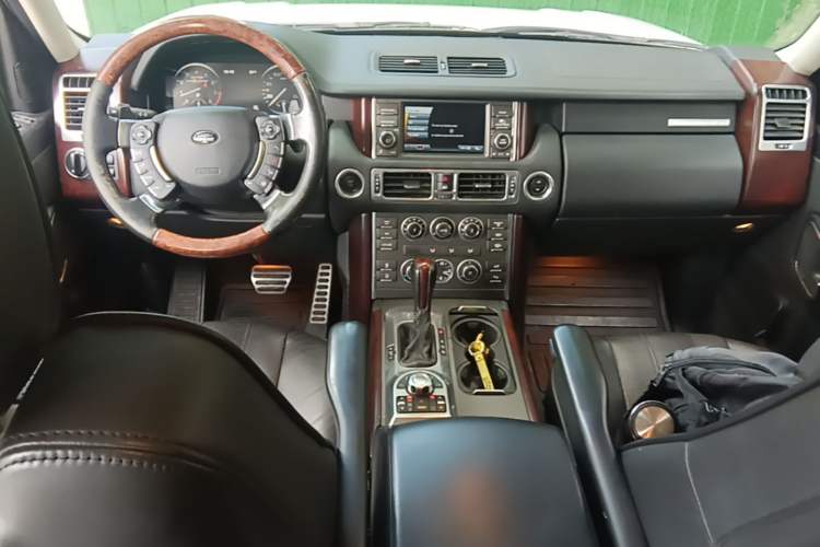 Used Land Rover Range 2012 5.0 SC V8 Center Console