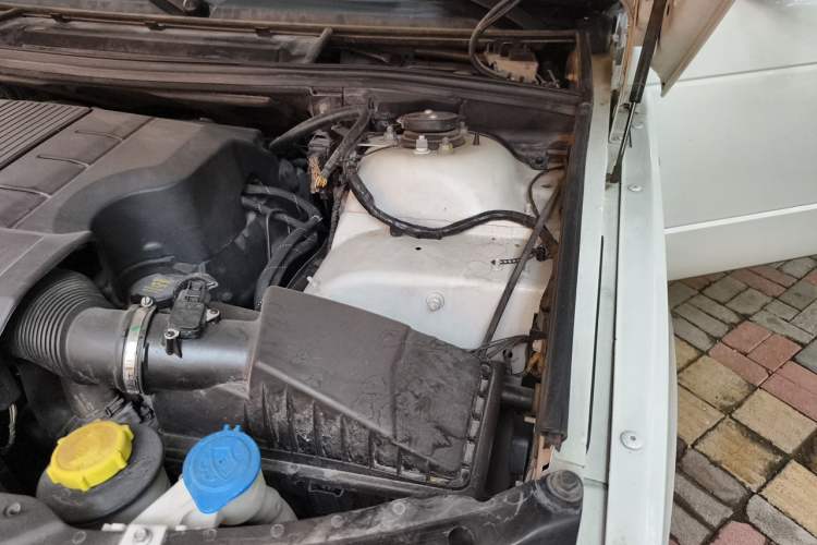 Used Land Rover Range 2012 5.0 NA V8 Engine Bay Left