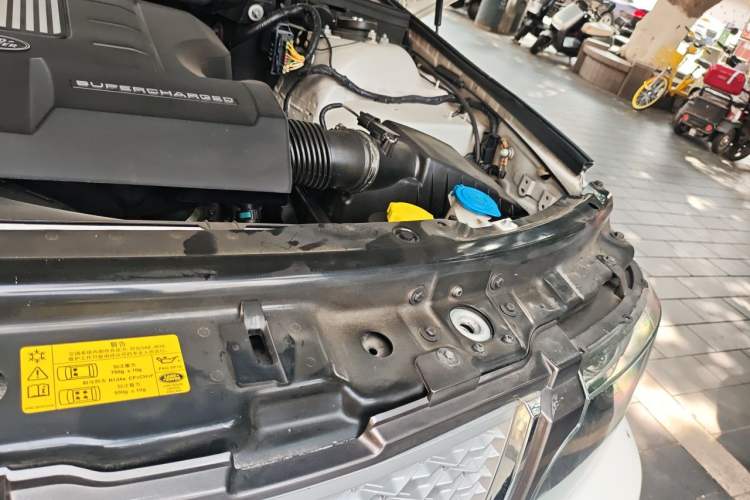 Used Land Rover Range 2012 5.0 SC V8 Engine Bay Left