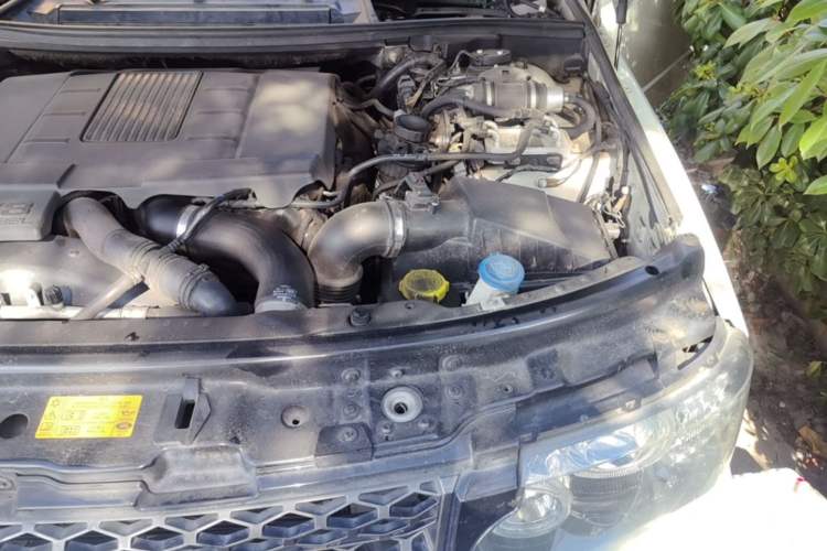 Used Land Rover Range 2012 4.4 TDV8 Engine Bay Left