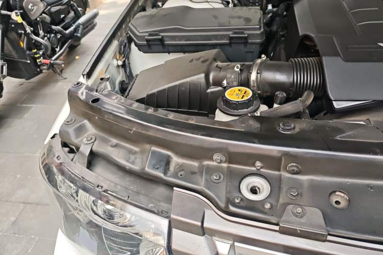 Used Land Rover Range 2012 5.0 SC V8 Engine Bay Right