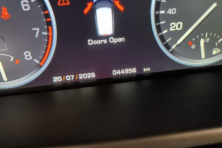 Used Land Rover Range 2012 5.0 NA V8 Odometer Close Up
