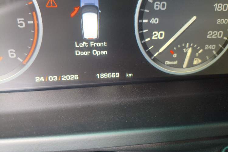 Used Land Rover Range 2012 4.4 TDV8 Odometer Close Up